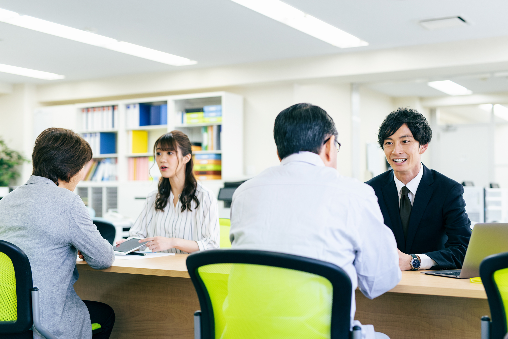 「とんでもないです」の意味とは？例文や類語、英語表記などを解説